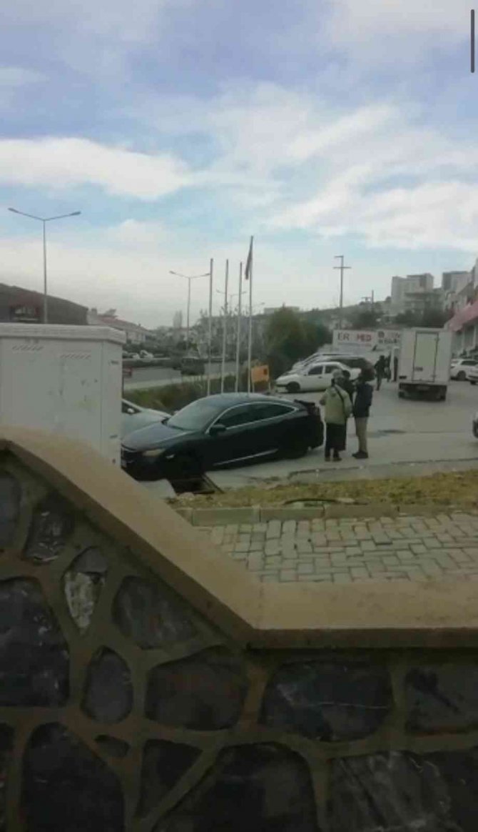 Kuşadası’nda Çukurlar Tehlike Saçıyor