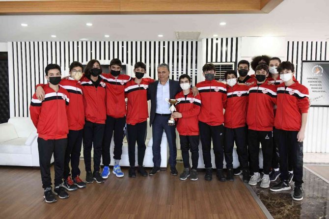 Başkan Uysal, Şampiyon Takımla Buluştu