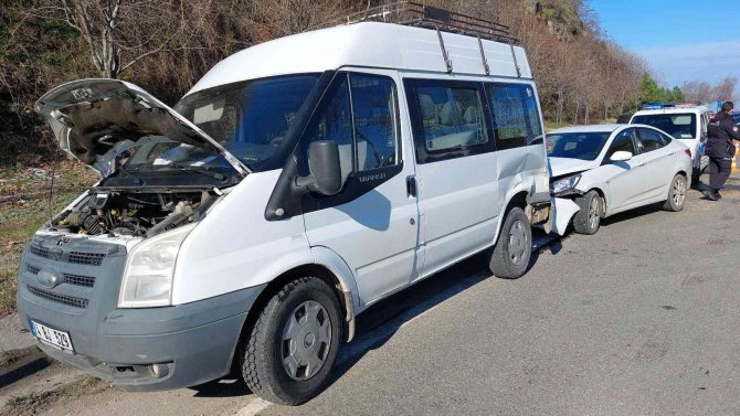Samsun’da Arıza Yapan Minibüse Otomobil Çarptı: 1 Yaralı