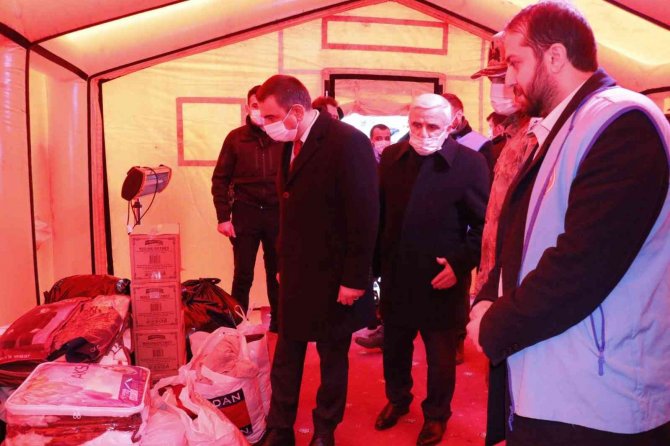 Siirt Valisi Hacıbektaşoğlu, ‘Yolun İyilik Olsun’ Yardım Çadırını Ziyaret Etti