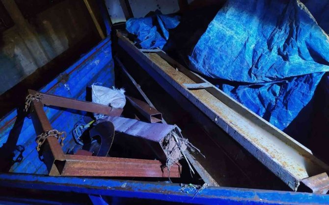 Hırsızların Çaldığı Tarım Aracı Ve 1 Ton Hurda Okul Bahçesinde Bulundu
