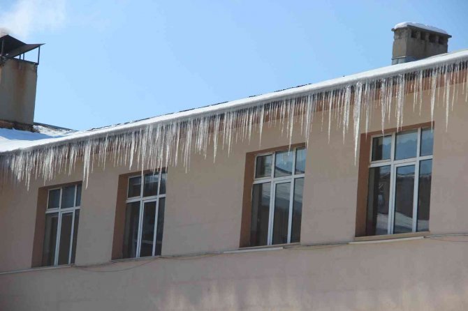 Çatılarda Oluşan Buz Sarkıtları Tek Tek Temizleniyor