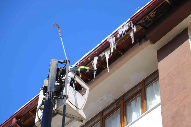Çatılarda Oluşan Buz Sarkıtları Tek Tek Temizleniyor