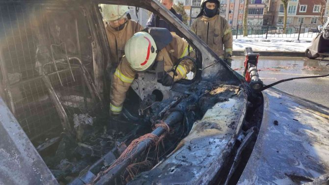 Alevlere Teslim Olan Aracı Kar Atarak Söndürmeye Çalıştılar: O Anlar Kamerada
