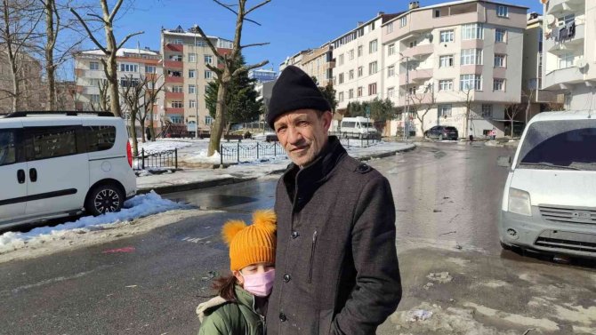 Alevlere Teslim Olan Aracı Kar Atarak Söndürmeye Çalıştılar: O Anlar Kamerada
