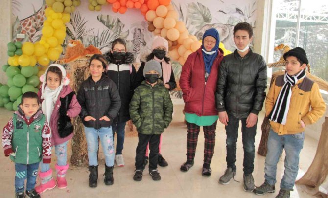 Savaş Mağduru Çocuklar Aslanlarla Doyasıya Eğlendi
