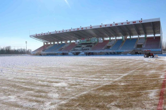 Sivas Muhsin Yazıcıoğlu Stadı Maç İçin Kardan Temizleniyor