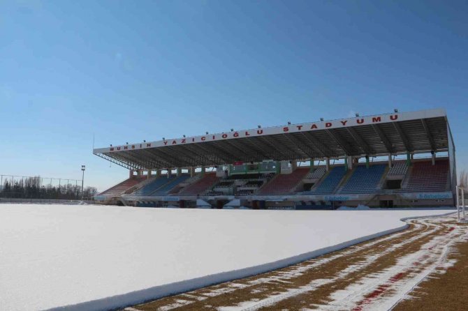 Sivas Muhsin Yazıcıoğlu Stadı Maç İçin Kardan Temizleniyor