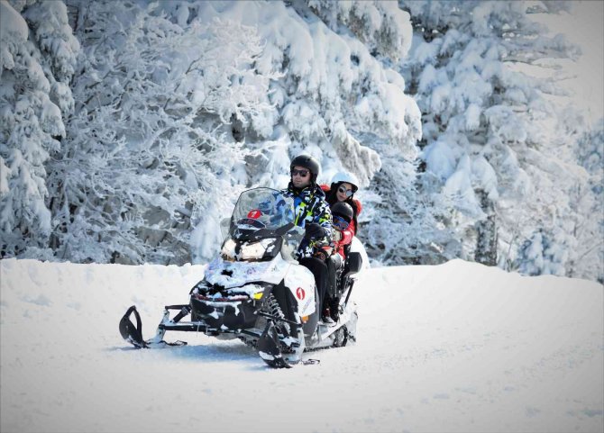 Uludağ’ın Karda Gidilmeyen Yerlerini Kar Motoruyla Keşfediyorlar