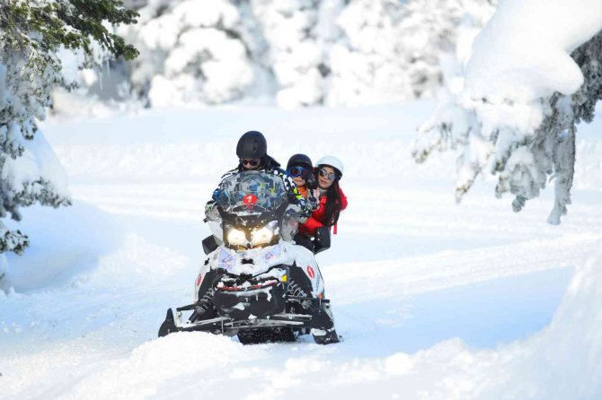 Uludağ’ın Karda Gidilmeyen Yerlerini Kar Motoruyla Keşfediyorlar