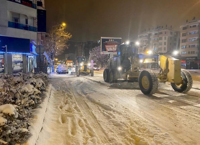 Van Büyükşehir Belediyesinin Karla Mücadelesi Sürüyor