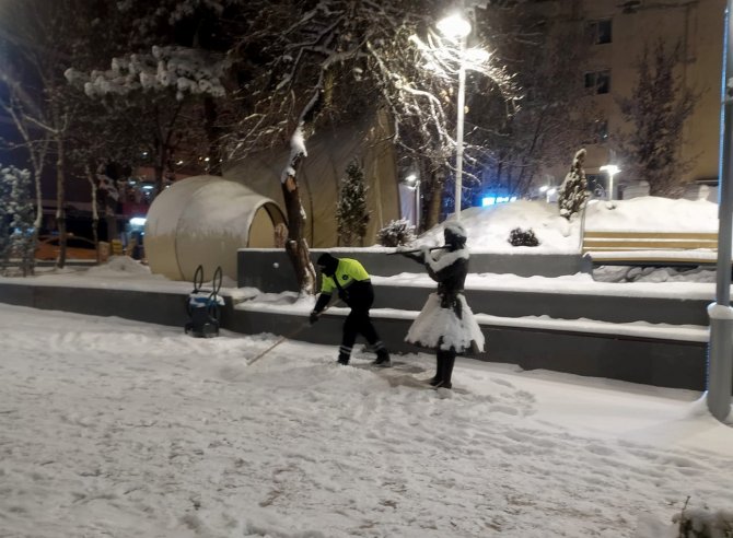 Van Büyükşehir Belediyesinin Karla Mücadelesi Sürüyor