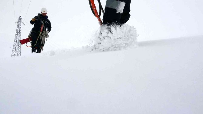Vedaş Ekiplerinin 2 Metrelik Karda Zorlu Kış Mesaisi