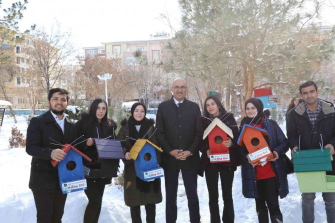 İ̇pekyolu Belediyesinden Kuşlara Sıcak Yuva