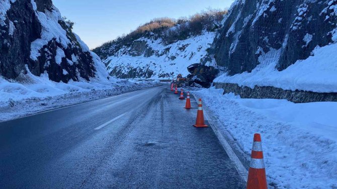 Heyelanın Yaşandığı Kara Yolunda Ulaşım Tek Şeritten Sağlanıyor