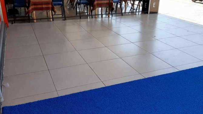 Buz Tutan Zeminde Düşüp Metrelerce Kaydı