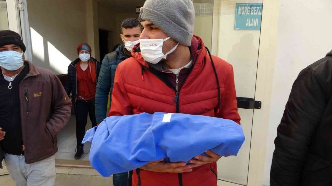 Karnında Ölen Bebeği İçin Ameliyatlı Halde Mezarlığa Geldi, Gözyaşları Sel Oldu