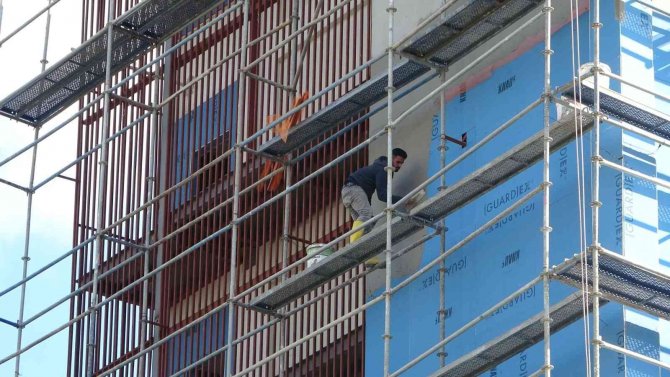 5 Yıldızlı Otelin Çatısında Çıkan Yangını Umursamayıp Sıva Yapmaya Devam Etti