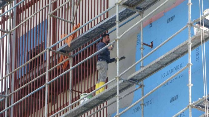 5 Yıldızlı Otelin Çatısında Çıkan Yangını Umursamayıp Sıva Yapmaya Devam Etti