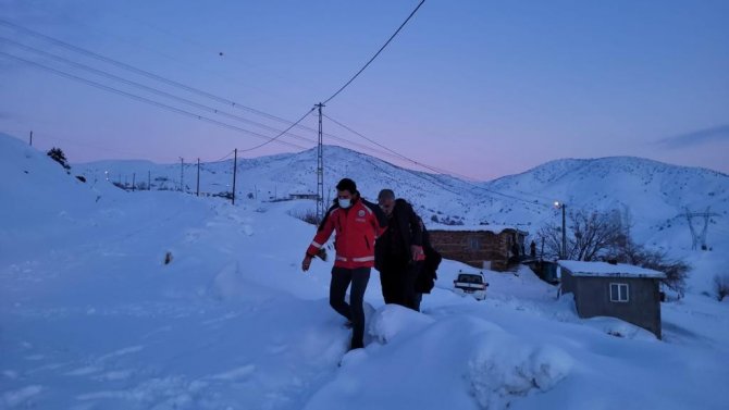 Bingöl’de Umke Karlı Yolları Aştı, Vatandaşı Hastaneye Ulaştırdı