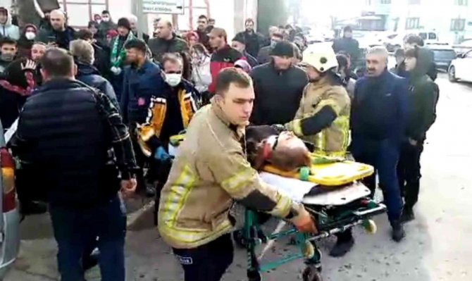Aracın Aydınlatma Direğine Çarpıp, Karşı Yola Uçtuğu Anlar Kamerada