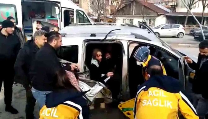 Aracın Aydınlatma Direğine Çarpıp, Karşı Yola Uçtuğu Anlar Kamerada