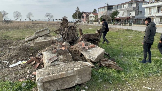 Bursa’da Tarihi Lahit Parçalanmış Halde Yol Kenarında Bulundu