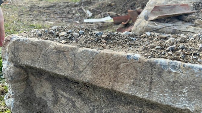 Bursa’da Tarihi Lahit Parçalanmış Halde Yol Kenarında Bulundu