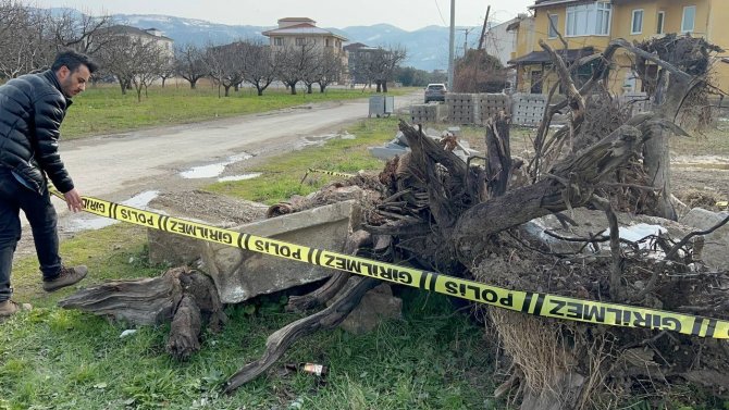 Bursa’da Tarihi Lahit Parçalanmış Halde Yol Kenarında Bulundu
