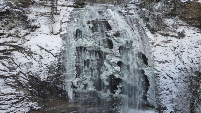 Suuçtu Tabiat Parkı Buzlarla Kaplandı