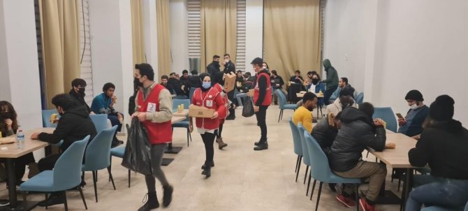 Bütünlemeye Hazırlanan Öğrencilere Kumanya Dağıttılar