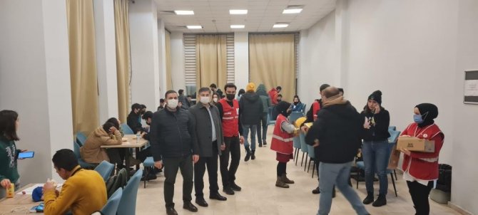 Bütünlemeye Hazırlanan Öğrencilere Kumanya Dağıttılar