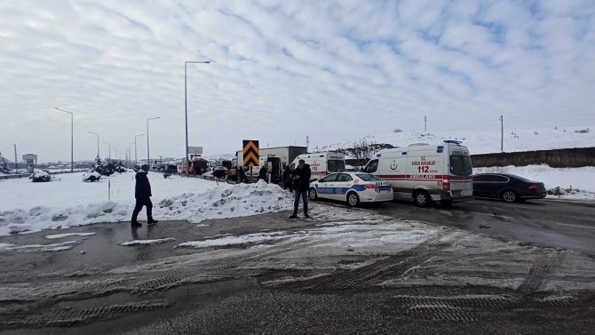 İ̇ki Otomobil Kavşakta Çarpıştı: 5 Yaralı