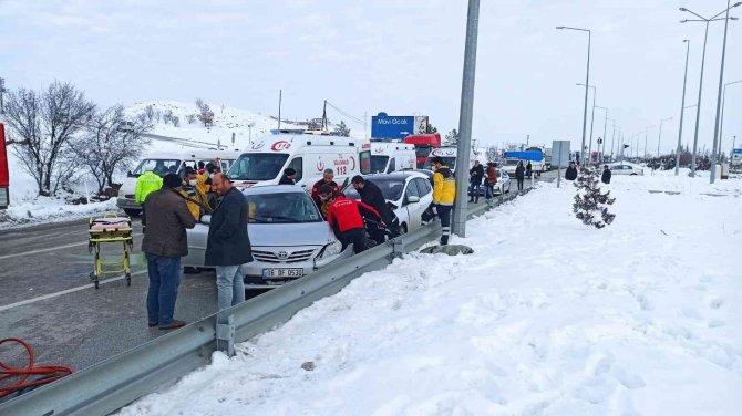İ̇ki Otomobil Kavşakta Çarpıştı: 5 Yaralı