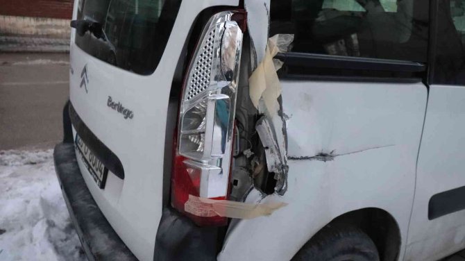 Aracına Çarpıp 20 Bin Tl Masraf Açan Sürücüyü 1 Aydır Arıyor