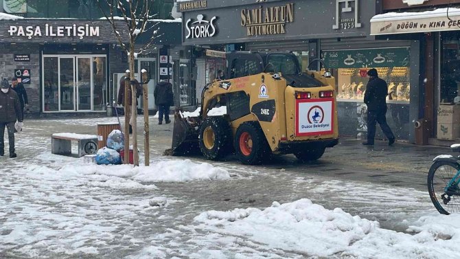 Kaldırımlar Bu Makine İle Temizleniyor