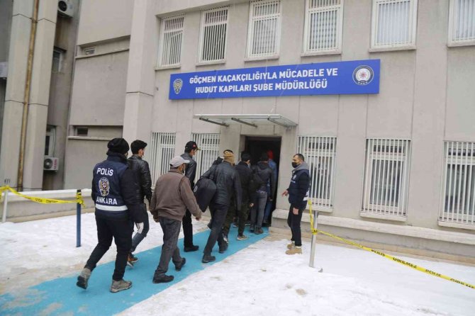 Ülke Genelinde Düzensiz Göç İle Mücadelede 127 Gözaltı