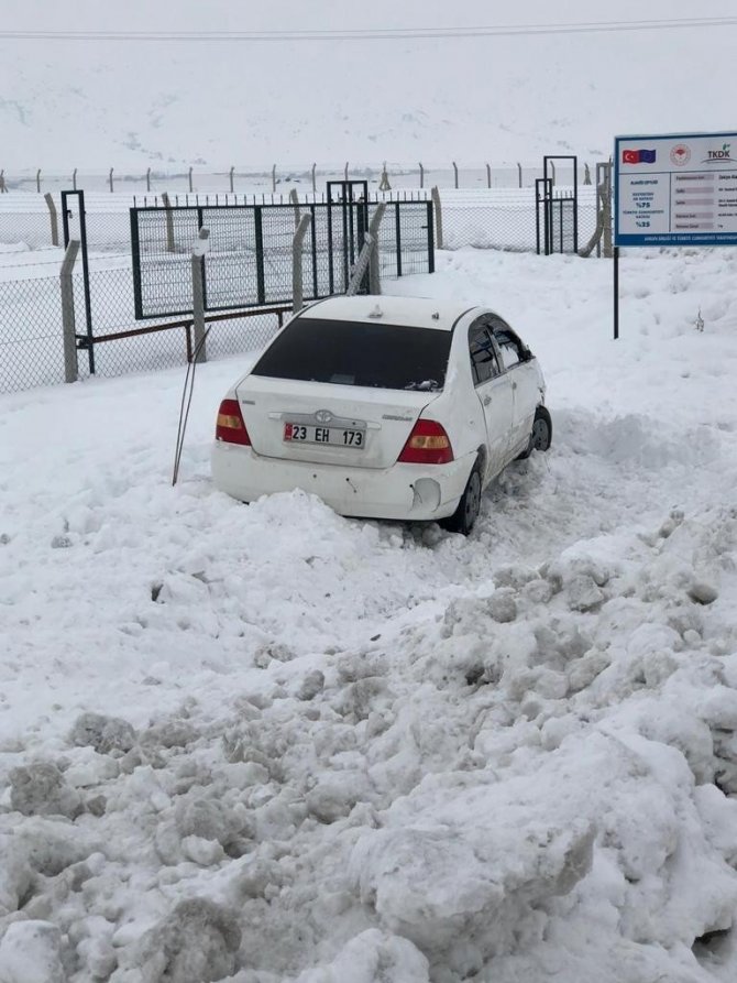 Yoldan Çıkan Otomobil Kara Saplandı: 3 Yaralı