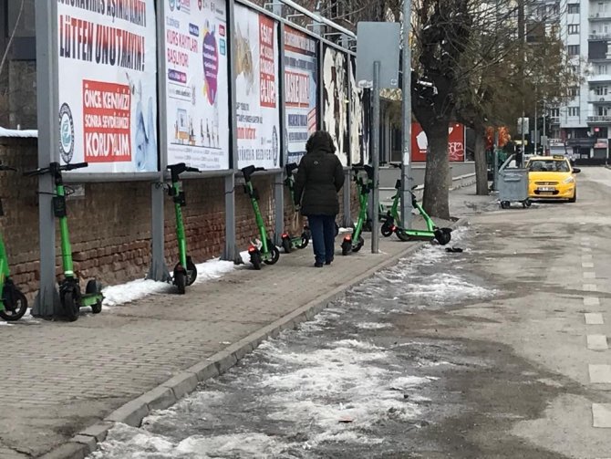 Scooterler Yaya Ulaşımını Zorlaştırıyor