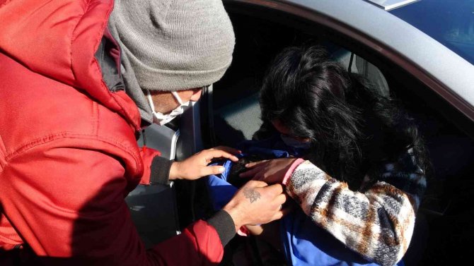 Karnında Ölen Bebeği İçin Ameliyatlı Halde Mezarlığa Geldi, Gözyaşları Sel Oldu