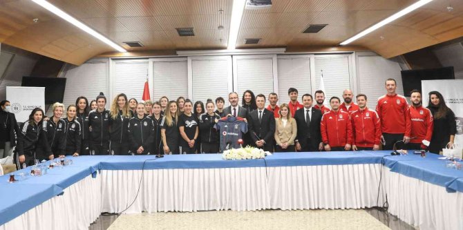Bakan Kasapoğlu, Beşiktaş Kadın Futbol Takımı’nı Kabul Etti