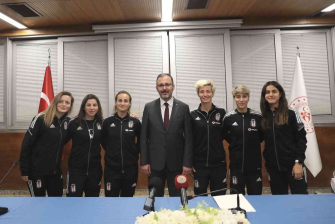Bakan Kasapoğlu, Beşiktaş Kadın Futbol Takımı’nı Kabul Etti