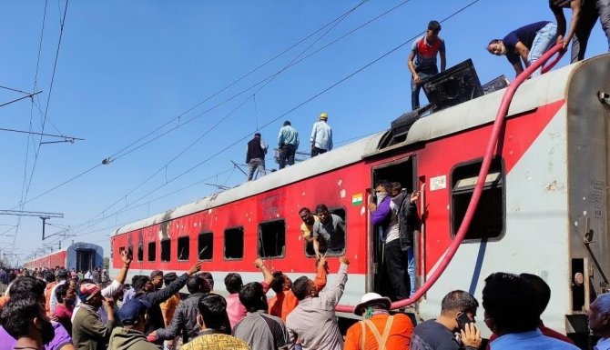 Hindistan’da 22 Vagonlu Trende Yangın