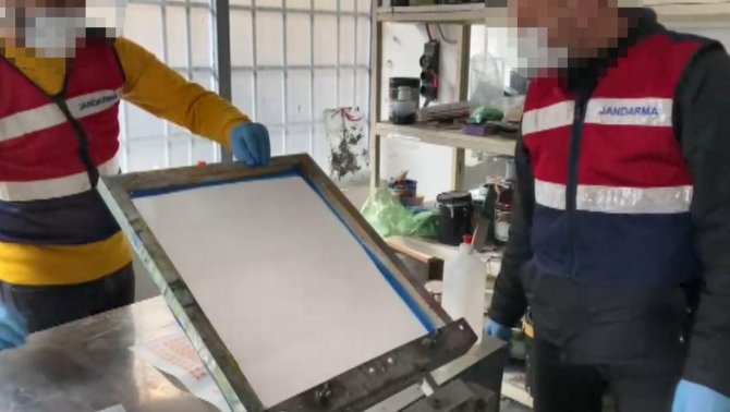 Sahteci Grafikere Jandarma’dan Suçüstü