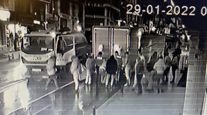 Laleli’de Kamyonun Altına Giren Alkollü Genci, Üstüne Su Atarak Çıkardılar