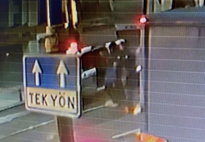 Laleli’de Kamyonun Altına Giren Alkollü Genci, Üstüne Su Atarak Çıkardılar