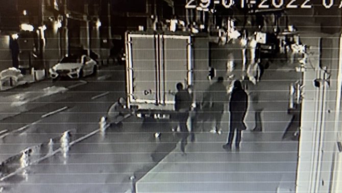 Laleli’de Kamyonun Altına Giren Alkollü Genci, Üstüne Su Atarak Çıkardılar