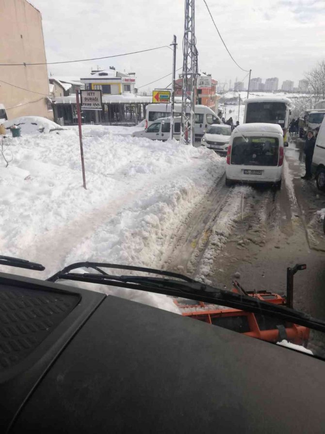 Kar Esaretinde Hastaneye İş Makinesiyle Giden Ebeler, O Anları Anlattı
