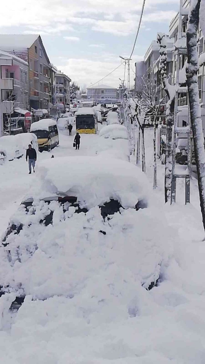 Kar Esaretinde Hastaneye İş Makinesiyle Giden Ebeler, O Anları Anlattı