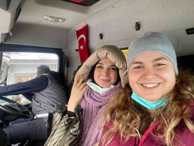 Kar Esaretinde Hastaneye İş Makinesiyle Giden Ebeler, O Anları Anlattı